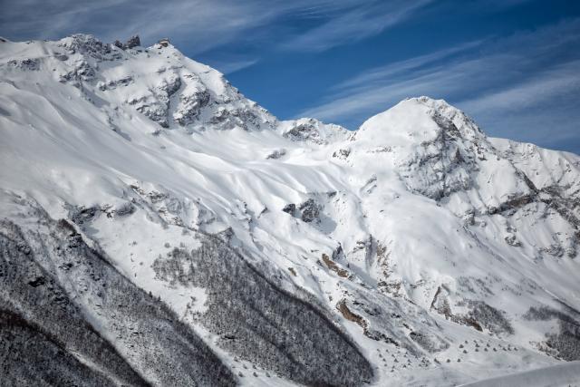 На склоне кавказской горы Чегет в России сошла лавина: погибли семеро горнолыжников А верхний бугельный подъемник работает